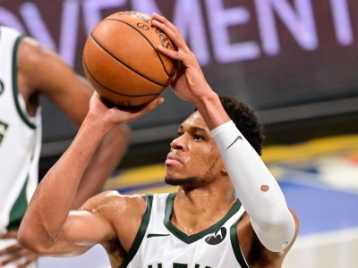 包含字母哥重返赛场，刷新纪录首场状态出色，老鹰观众沸腾！全场沸腾不已的词条